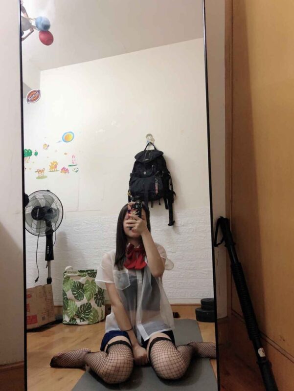 标题：露背透明上衣+过膝网袜-黑狗绅士局
